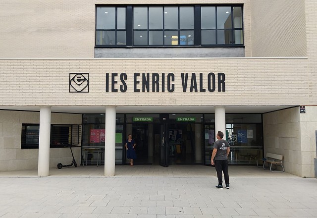 Rotulación exterior del IES Enric Valor en Pego